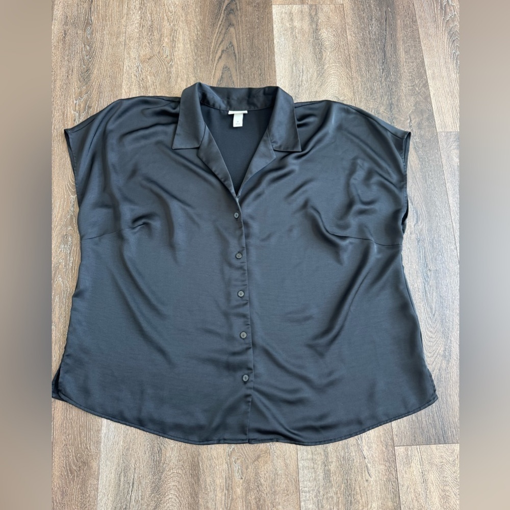 Ava and Viv top.  Women’s size 1X.  Black, button up.  Excellent used condition!